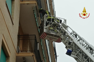 Falconara - Cadono calcinacci da un balcone, intervento dei vigili del fuoco